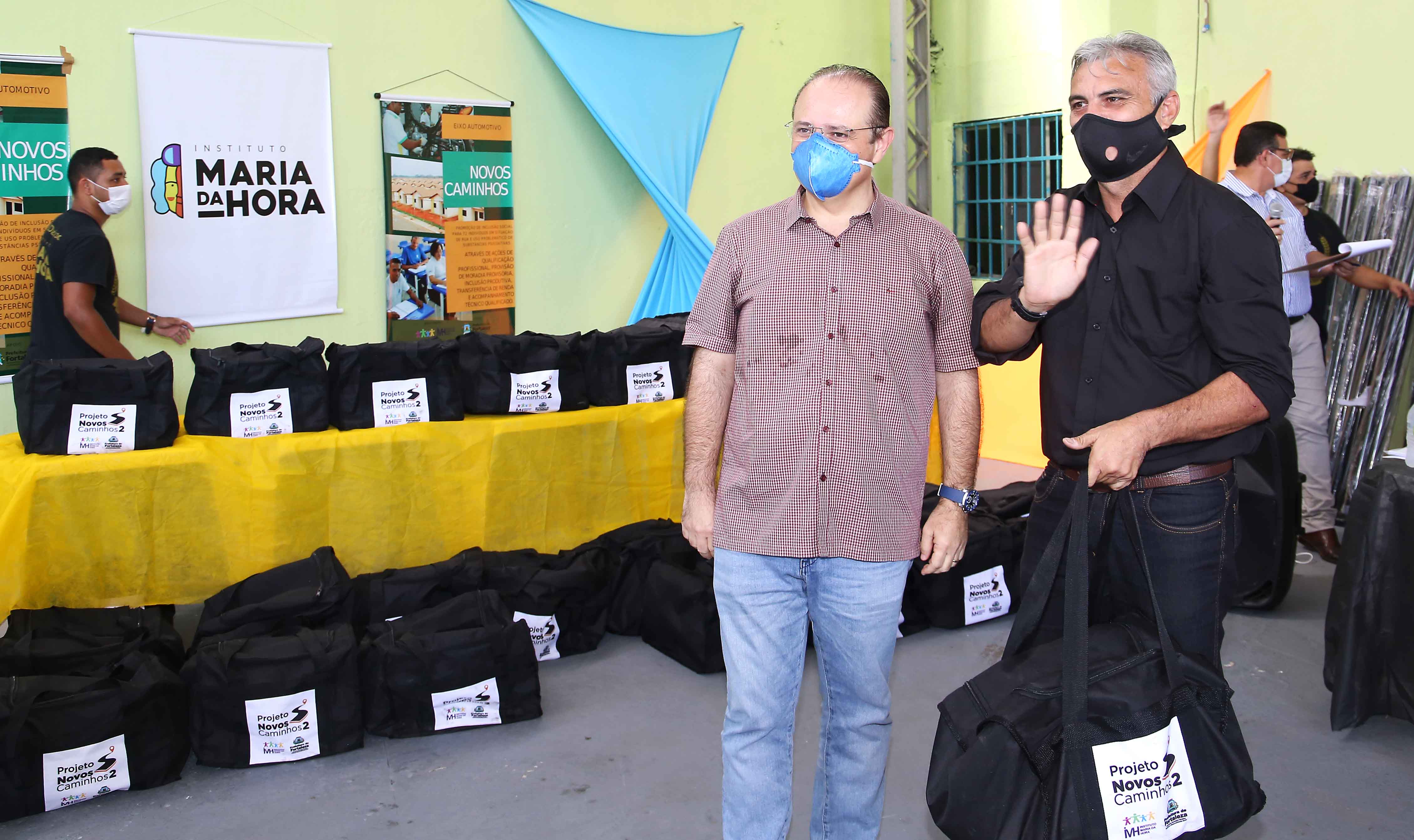 Dois homens de máscara posam para a foto